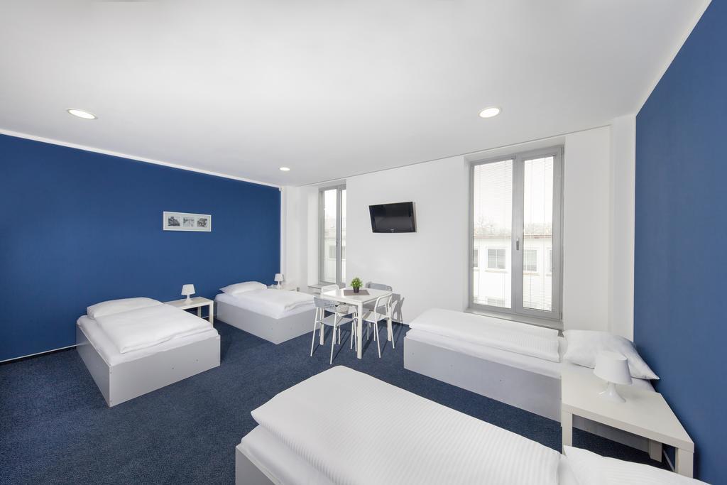 Hotel & Hostel Letov Прага Экстерьер фото